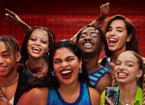 Podzim 2025 v beauty. Šťavnaté rty, panenkovský make-up a unavený look jako trend