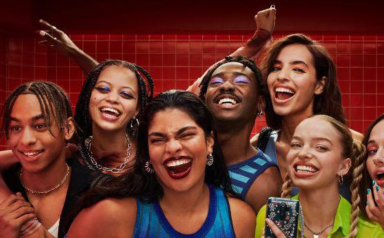 Podzim 2025 v beauty. Šťavnaté rty, panenkovský make-up a unavený look jako trend