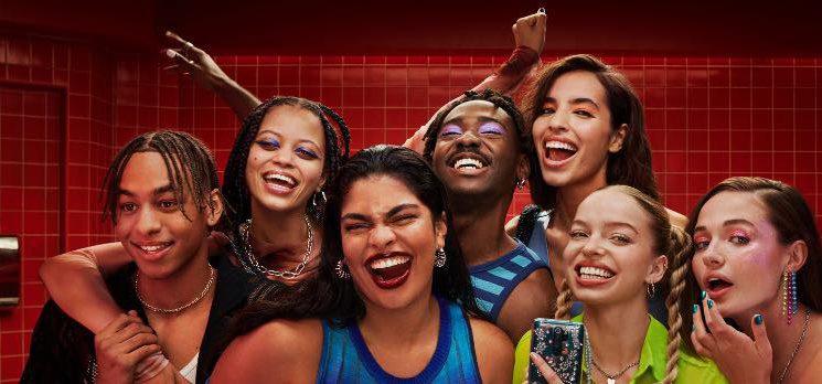 Podzim 2025 v beauty. Šťavnaté rty, panenkovský make-up a unavený look jako trend