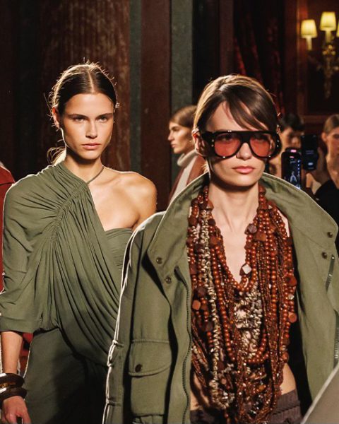 Rovnováha i dotek futurismu. Největší trendy z Pařížského Fashion Weeku