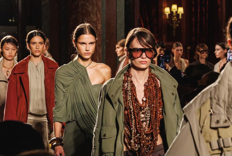 Rovnováha i dotek futurismu. Největší trendy z Pařížského Fashion Weeku