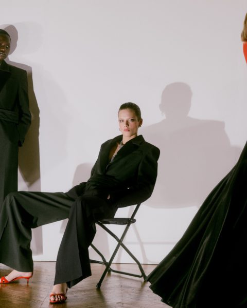 Červená jako statement. Silvestrovská móda v Zaře se nebojí divokosti