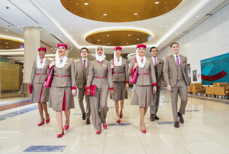 Emirates představuje nové uniformy pro VIP tým