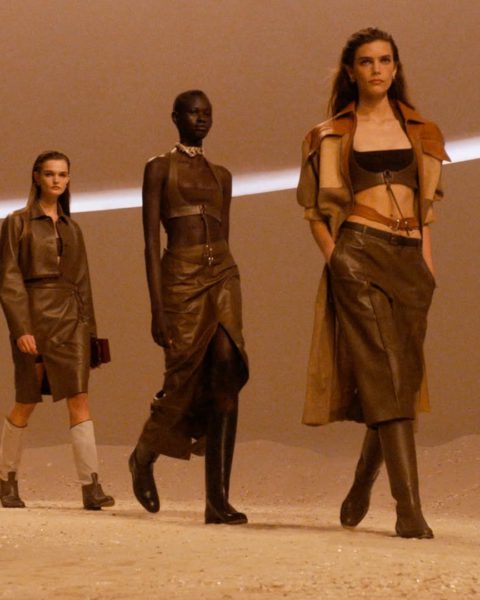 Zapomeňte na burgundy. Trendem letošní zimy je khaki