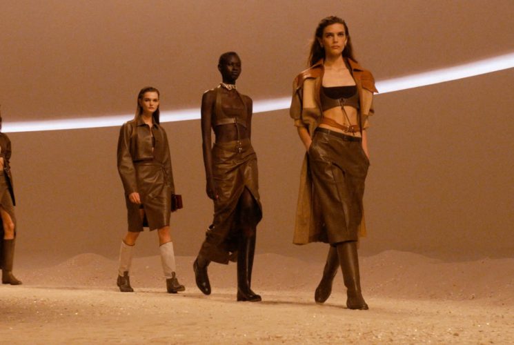 Zapomeňte na burgundy. Trendem letošní zimy je khaki