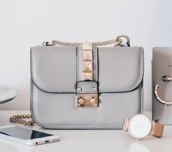 Podzimní styling z Pařížské: Kabát, kabelka a šperk s příběhem