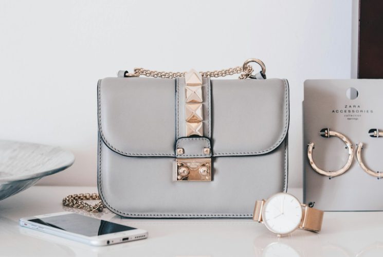 Podzimní styling z Pařížské: Kabát, kabelka a šperk s příběhem
