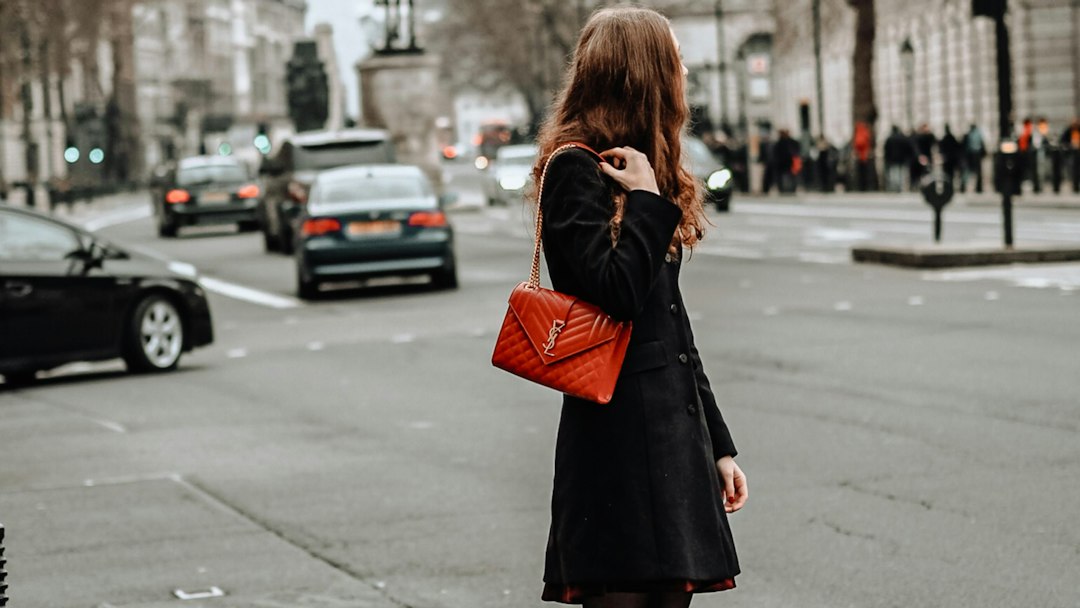 Podzimní kabát jako základ vrstveného městského outfitu, ilustrační fotografie