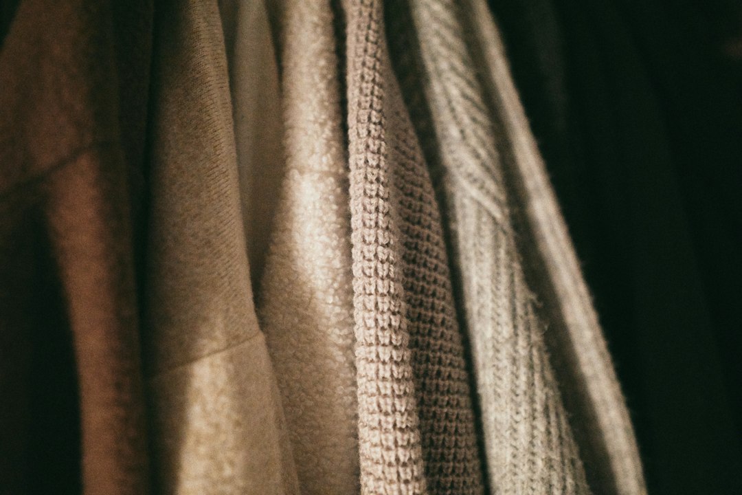 Detail struktury úpletů. Ilustrační fotografie; nejde o výrobek ani interiér pražského butiku.