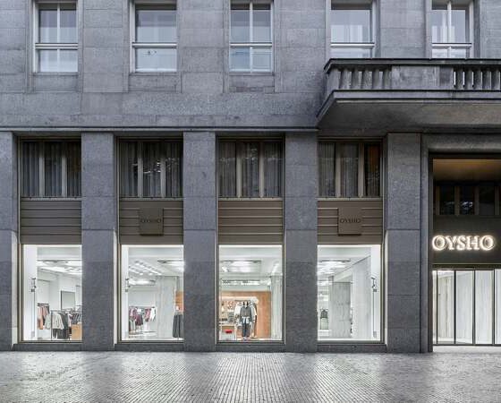 OYSHO přináší do Trinity Paláce sportovní styl. Od gorpcore po Studio