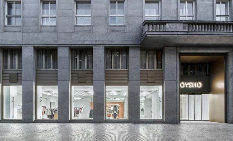 OYSHO přináší do Trinity Paláce sportovní styl. Od gorpcore po Studio